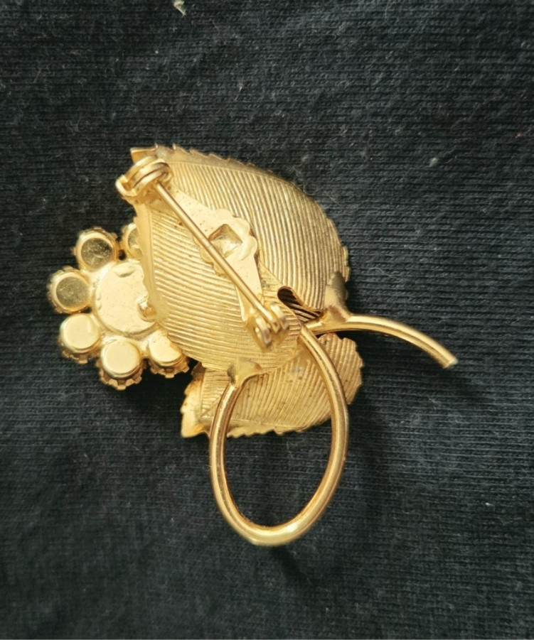 Vintage gold brooch w/two textured leaves and a cluster of clear faceted stones