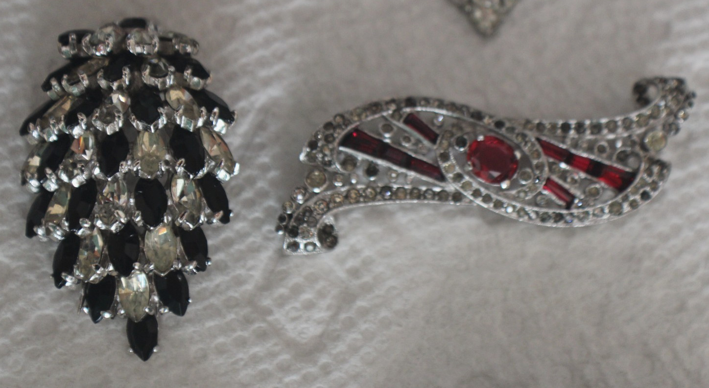 19 Antique/Vintage Different Styles Pin Brooches Lot