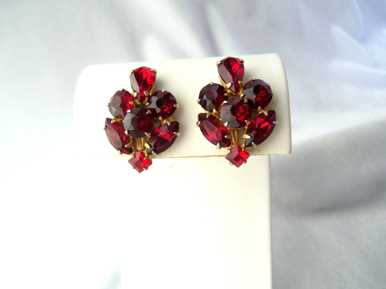 Retro Vintage Prong Set Red Rhinestone Cluster Screw Back Earrings