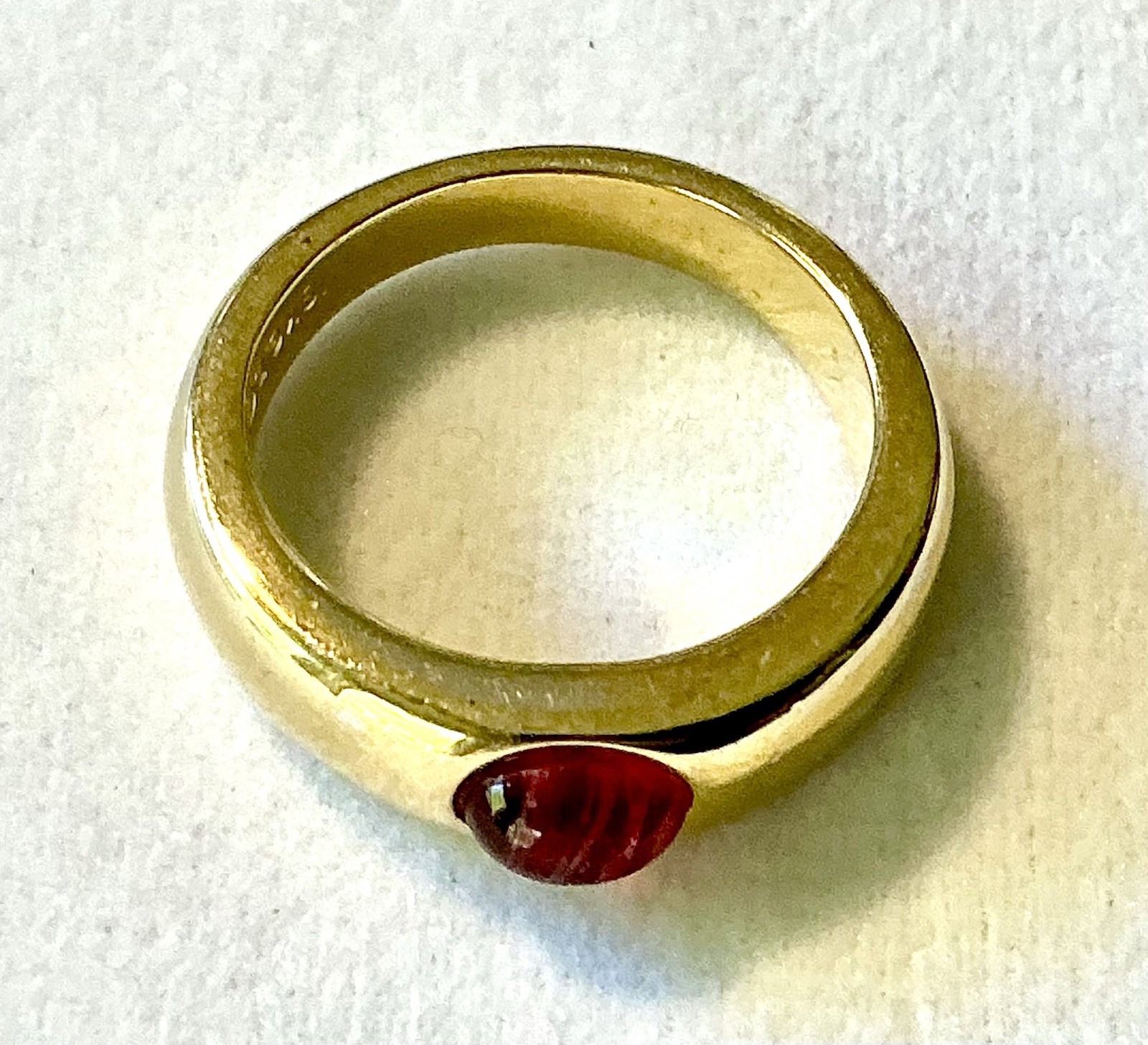 Vtg 18KGE Gold Ring w/ Red Gem Cabochon Sz 7 Stackable Band Mogul Style Jewelry