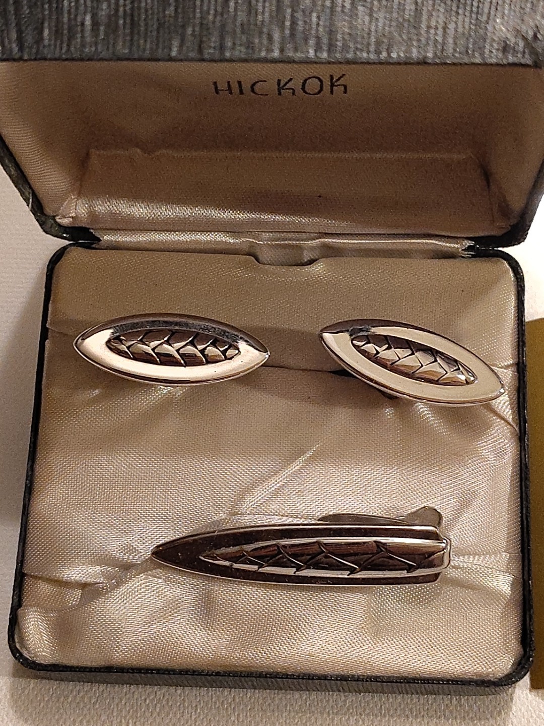 Vintage Hickok Silver Tone Cuff Links & Tie Bar Clip Set Fish Scale Made In USA