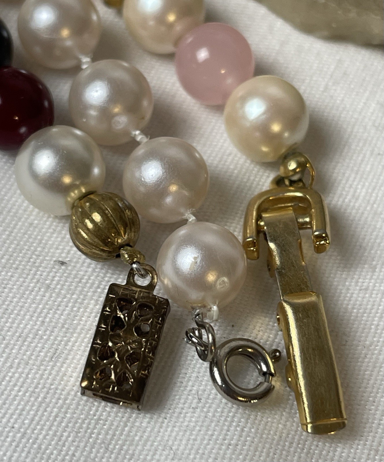 Lit 3 Vtg Faux Pearl Beaded Bracelets 7.5” White Pink Black Gold Toned Clasps