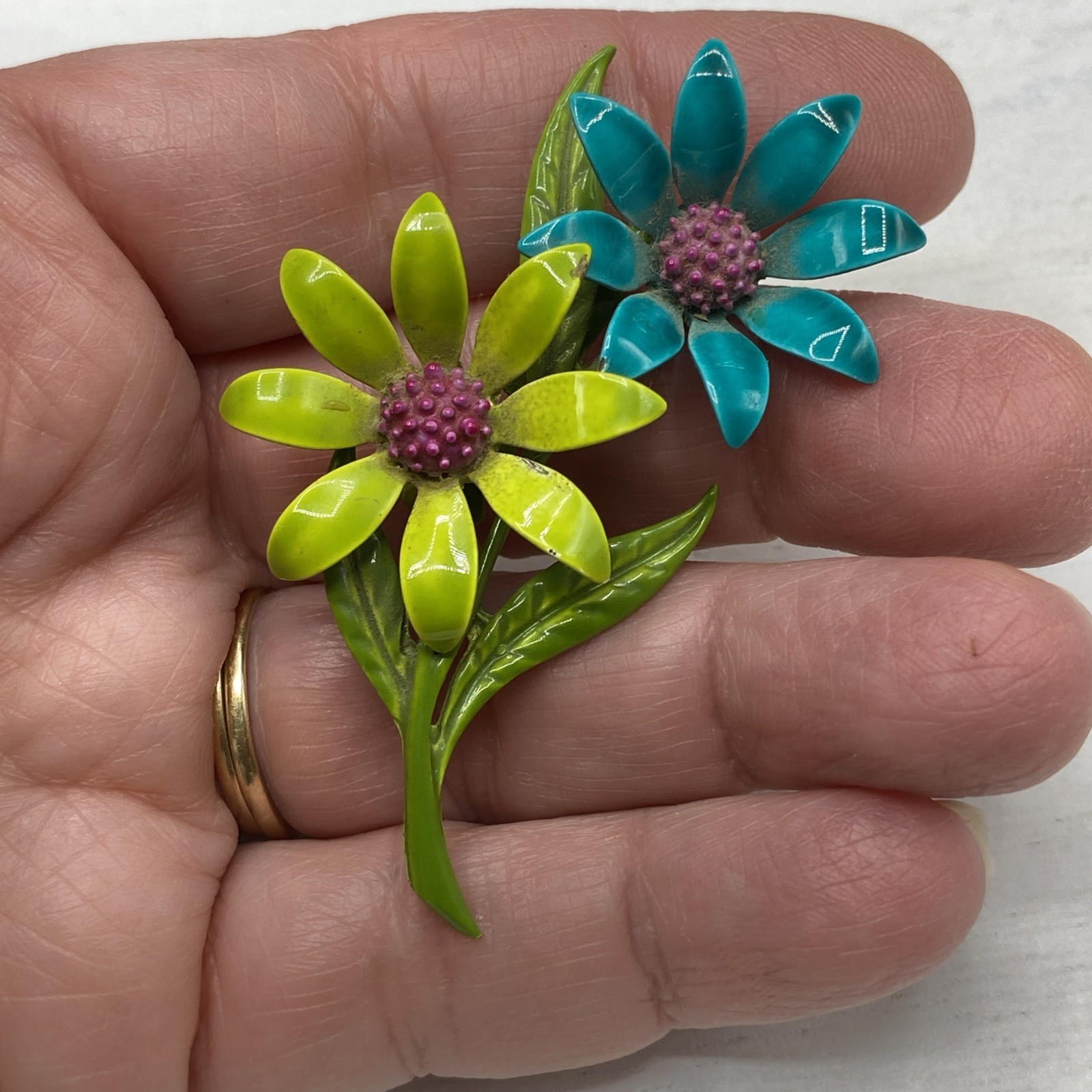 VINTAGE RETRO HIPPY MOD BLUE Green ENAMEL METAL DAISY FLOWER W/ STEM BROOCH PIN