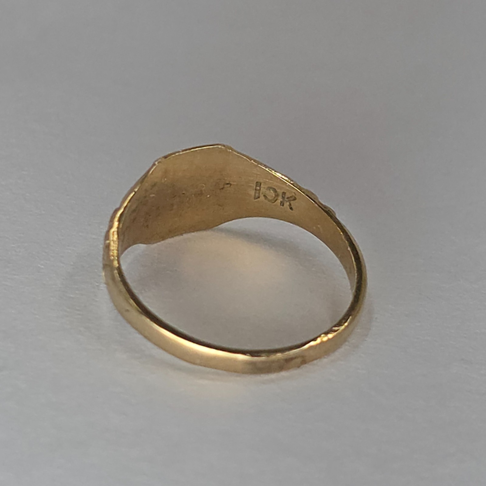 10K Gold Baby Childs Signet Ring Tiny Collectible 0.71g HRW Mono Hearts Flowers