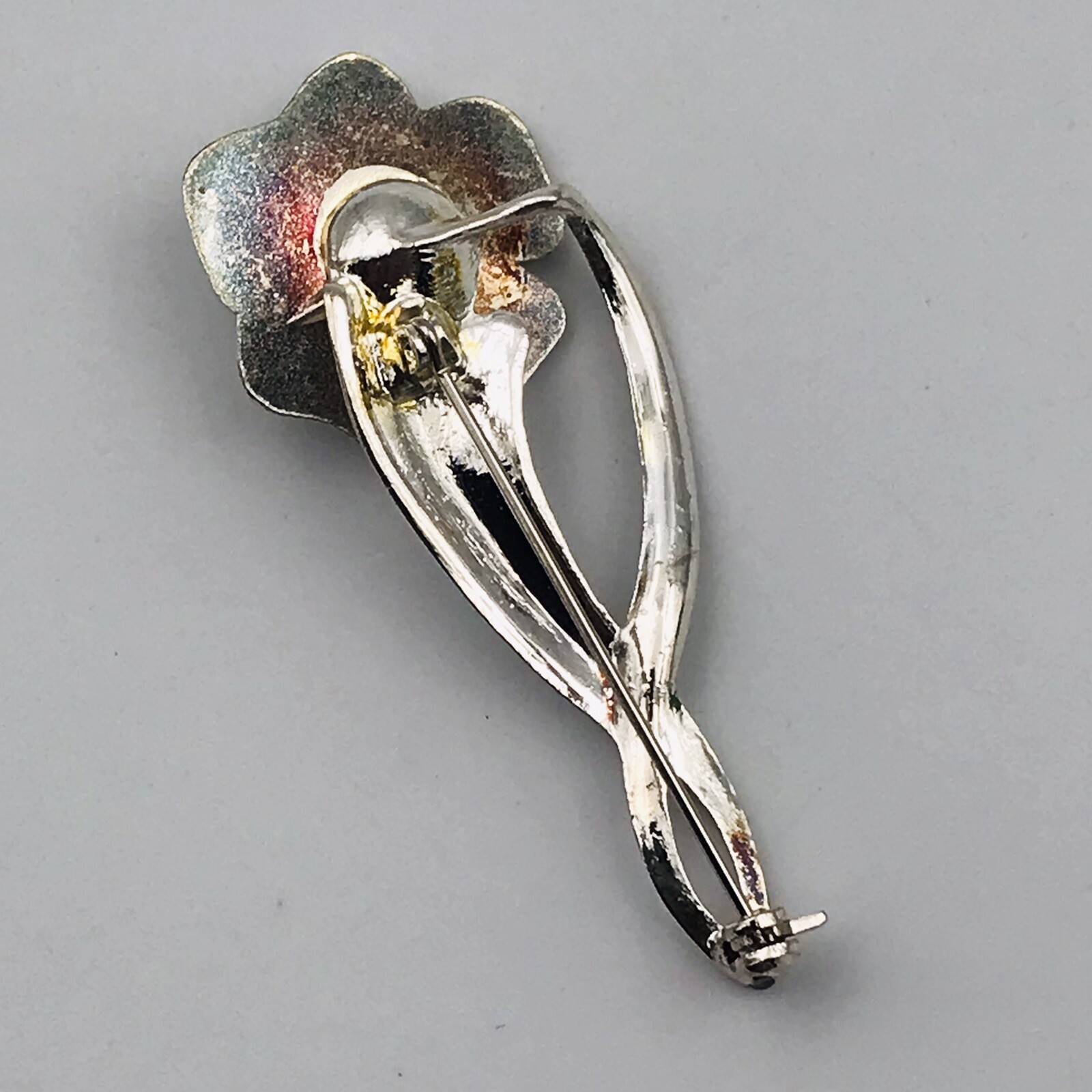 Lovely White Flower with Faux Pearl Silver Tone Pin Brooch 2.25” x 1″