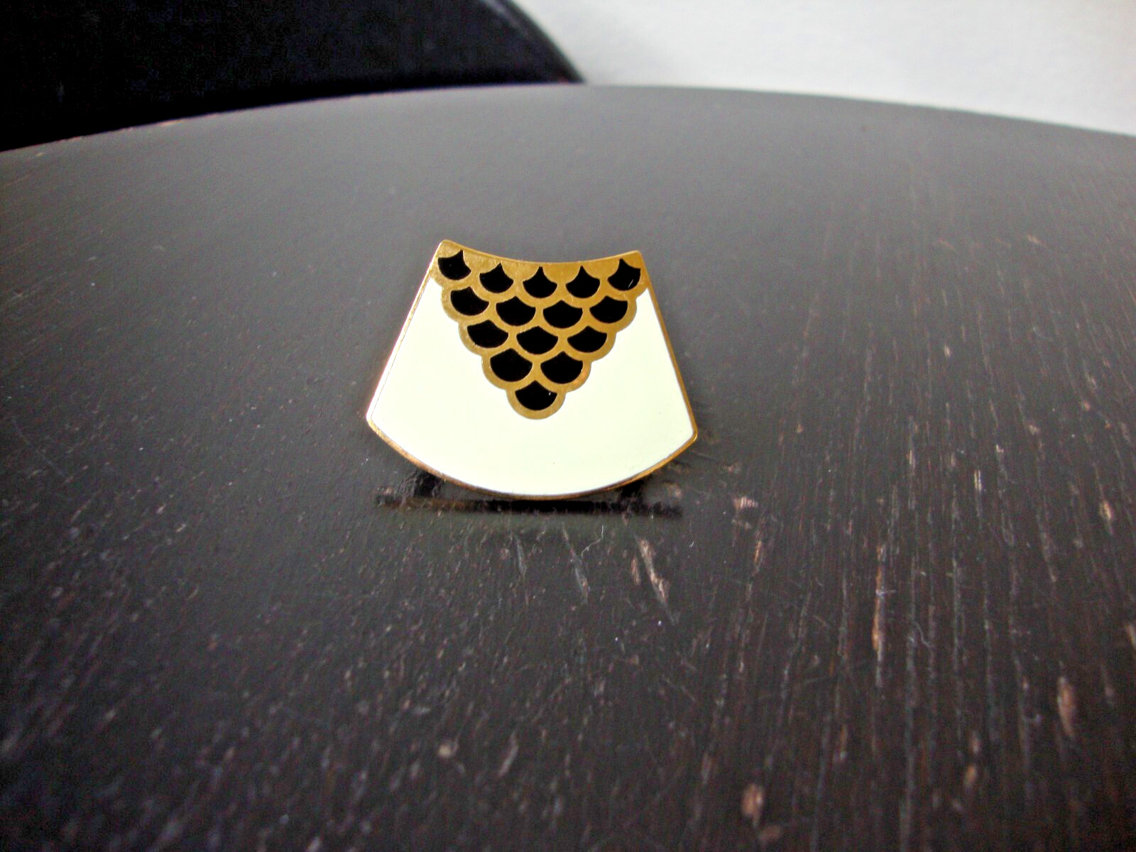 Vintage Retro Abstract Fan Cloisonne Black & White Enamel Gold Tone Scarf Clip