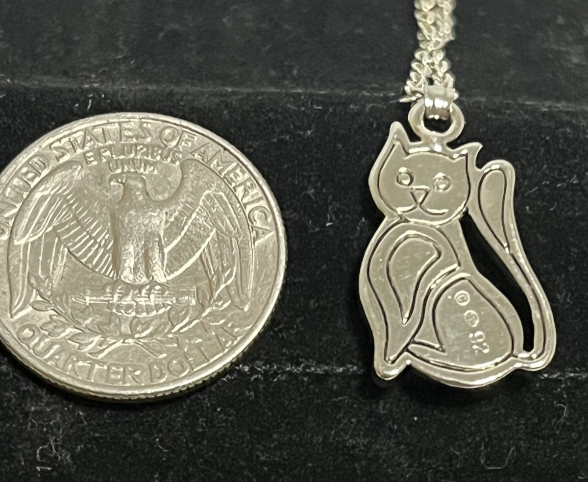 Vintage 1992 Silver Tone Sitting Cat Pendant Necklace – Blue Chip Inlay – 18″