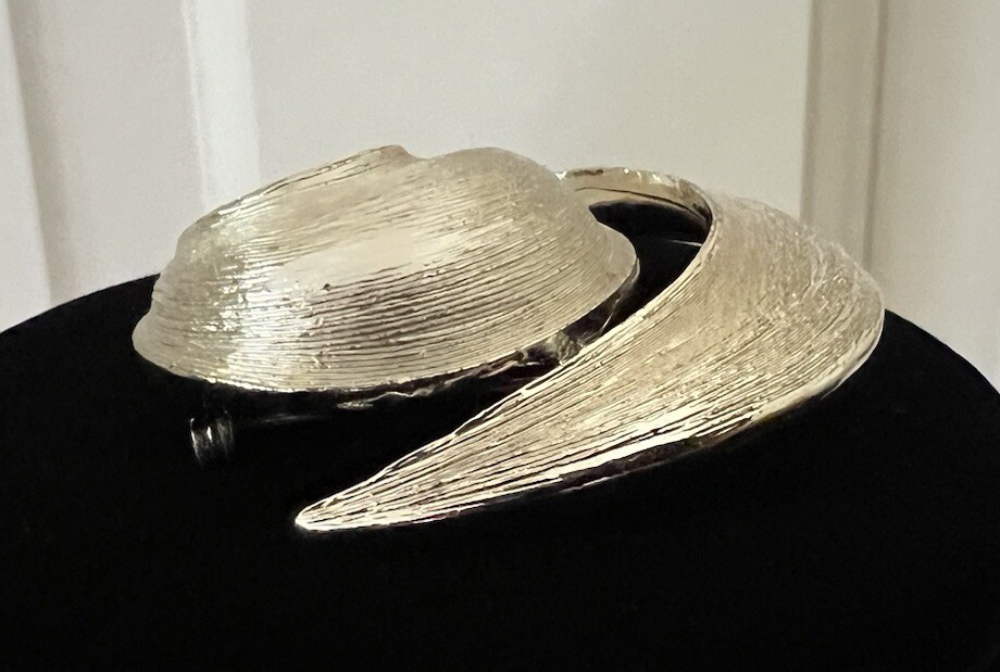Vintage Lisner Brooch Gold Tone Geometric Swirl Ribbon Mid-Century Modern Signed