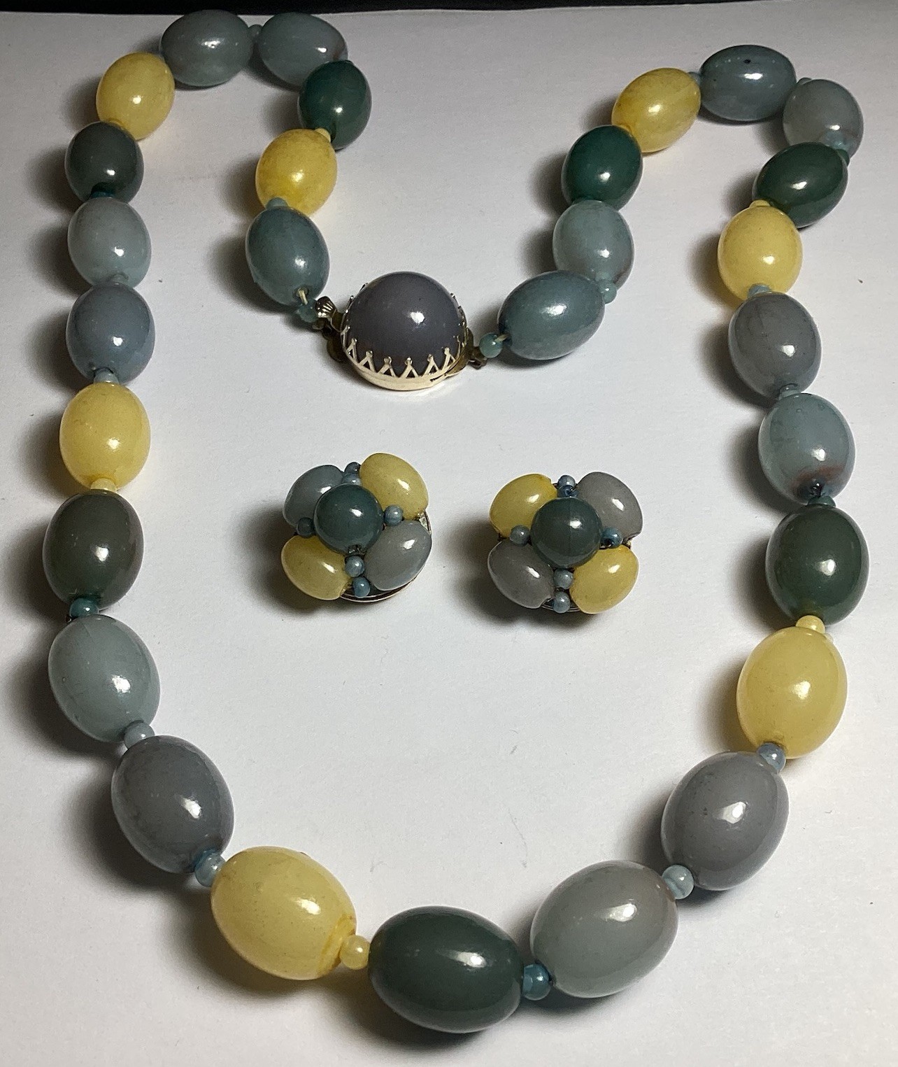 AWESOME VINTAGE 25” NECKLACE & CLIP-ON EARRINGS SET GRAY BLUE & YELLOW TONES