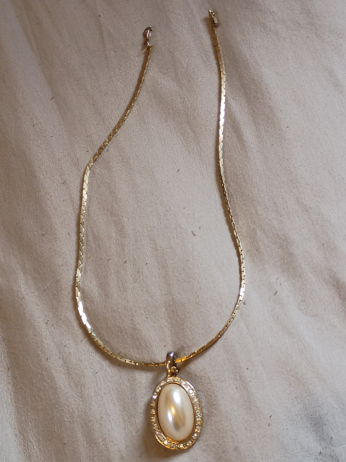 Vintage Faux Pearl Rhinestone Pendant With Korea Gold Plate Necklace.