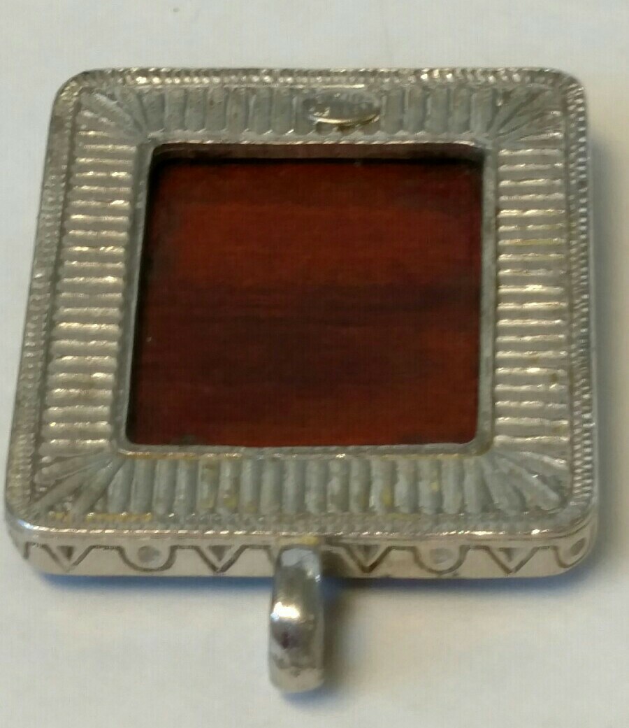 KENNETH LANE Wood PENDANT 1+7/8 x 1+5/8″ in Silver Setting 1/4″ cord/chain loop