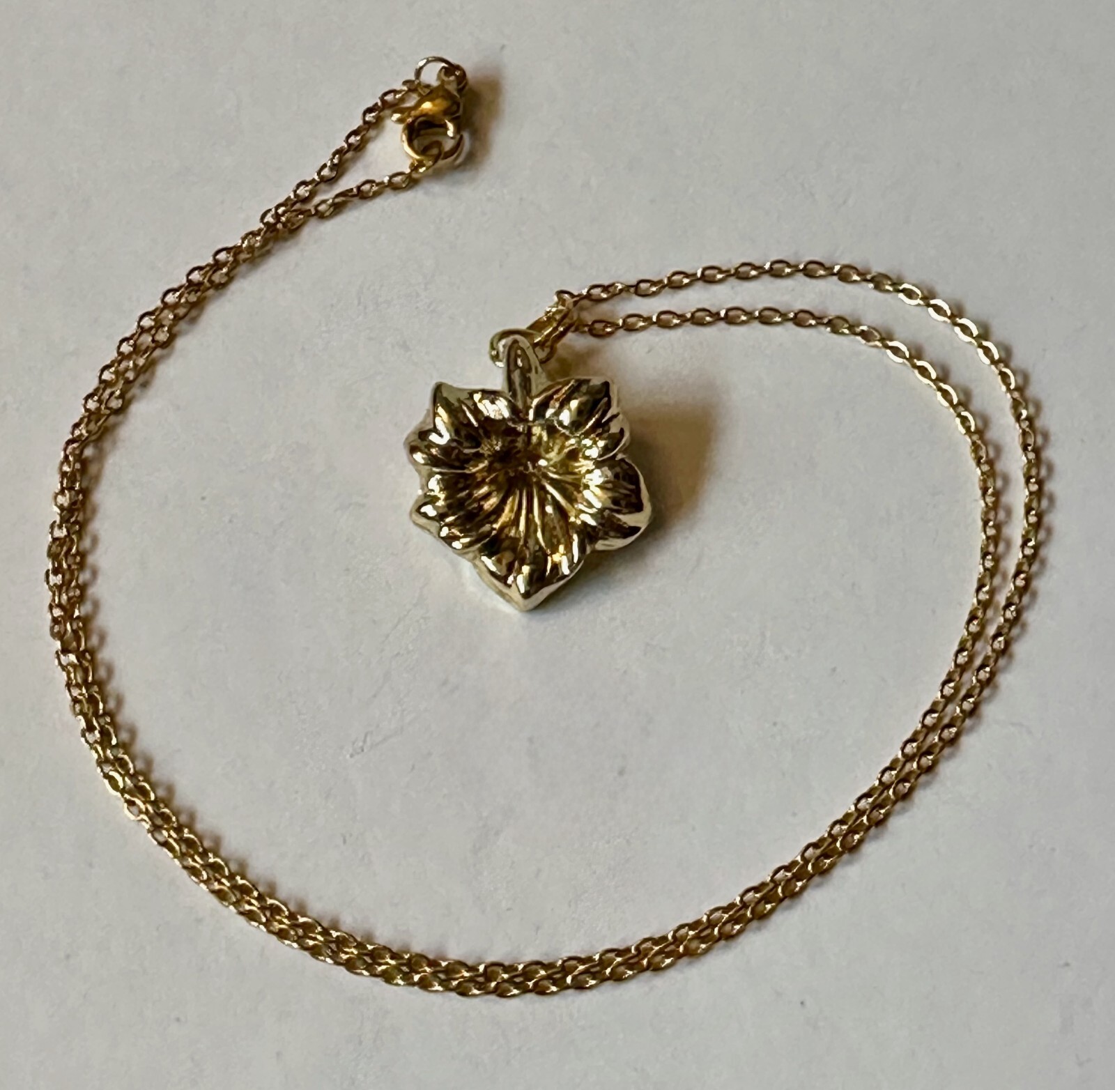 Vintage JEWELRY SET flower gold tone plastic charm 1″ necklace l8″ GP & EARRING