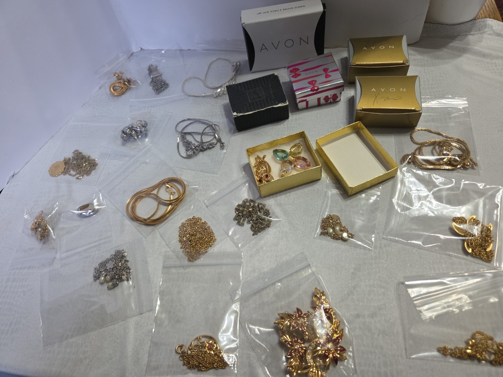Large Lot Of Avon Jewelry Excellent Condition 25 Pieces Plus Bonus Owl Brooch