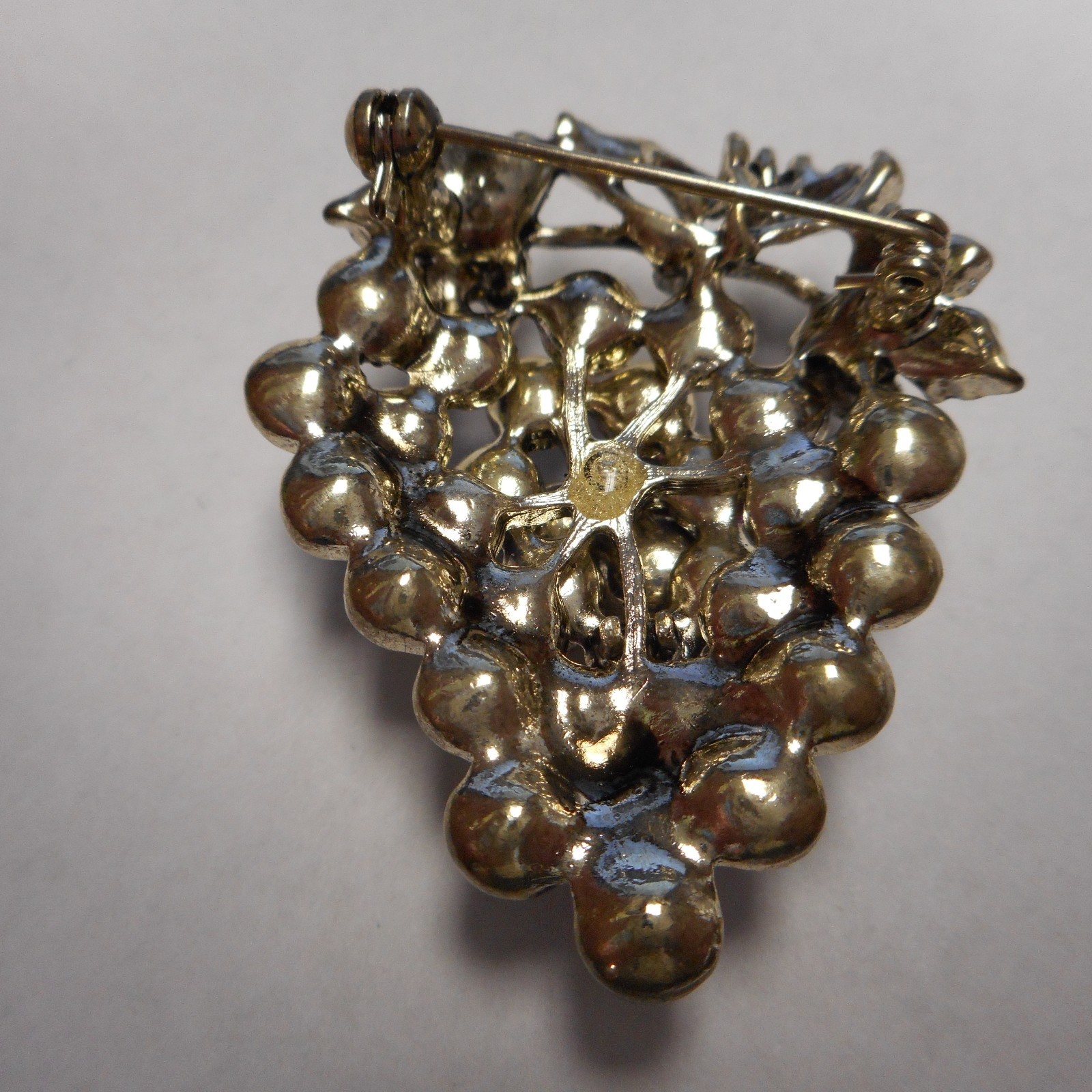 WOW BEAUTIFUL PURPLE GRAPE PIN LOADED WITH CRYSTAL RETRO 1980s 2 INCHES HIGH