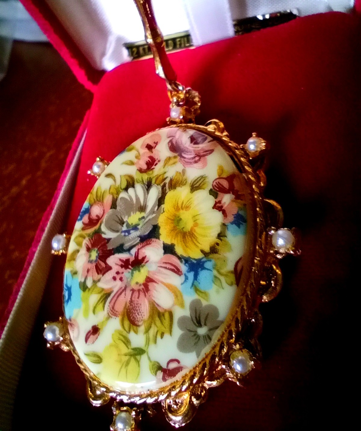 Vintage MIXED JEWELRY “HEARTS AND FLOWERS” PENDANTS ,BROOCHES, NECKLACE,RINGS.