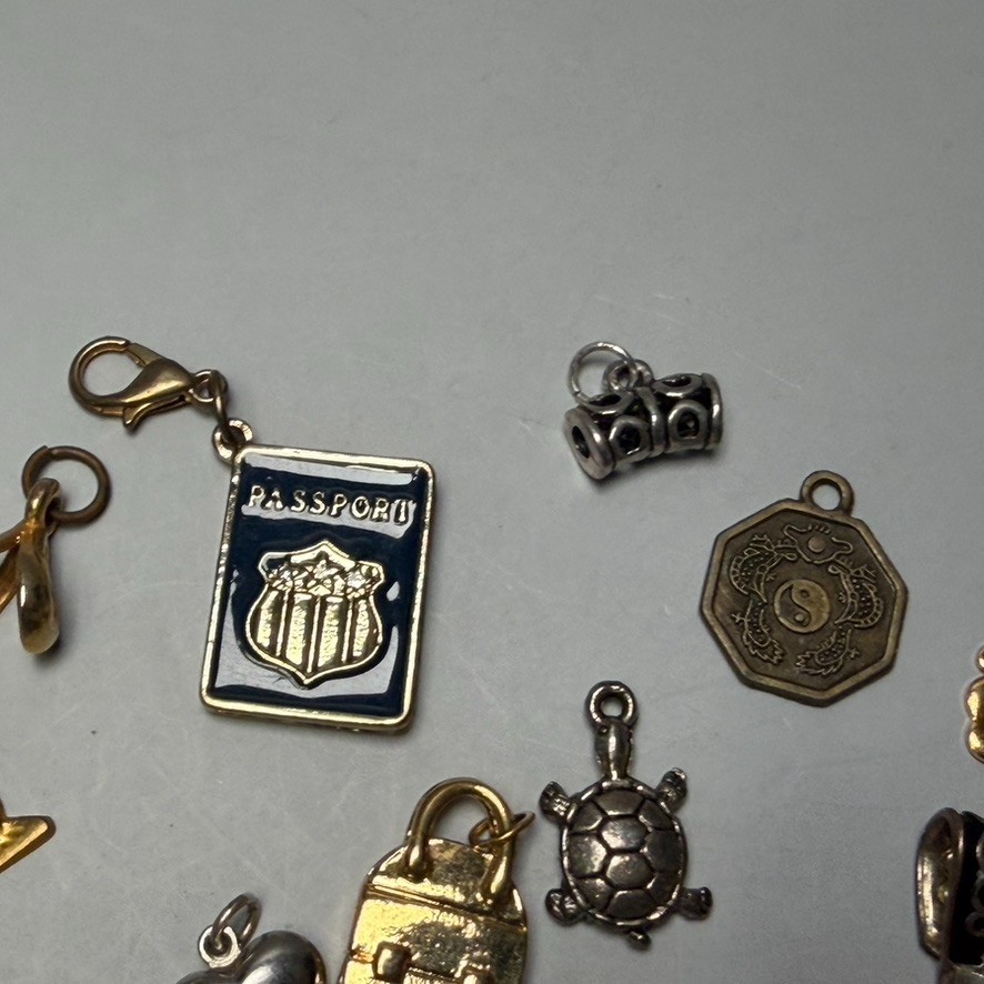 VINTAGE ESTATE JEWELRY LOT of 16 Pendants Charms Dangles