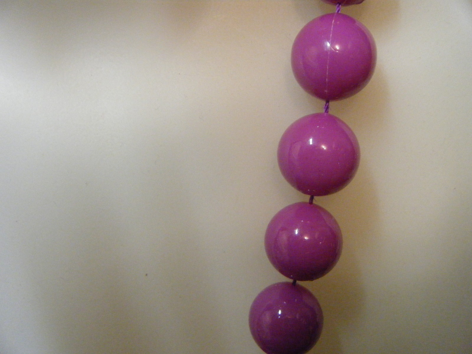 VINTAGE 28″ 17.5mm PURPLE BEADED NECKLACE, 38 PLASTIC BEADS D260425008