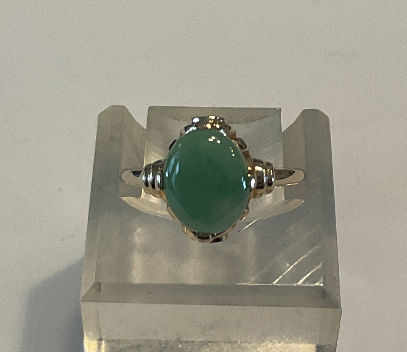 Vintage 14K Yellow Gold 9.5mm Light Green Jade Jadeite Ring 2.63 gr Size 5 1/2