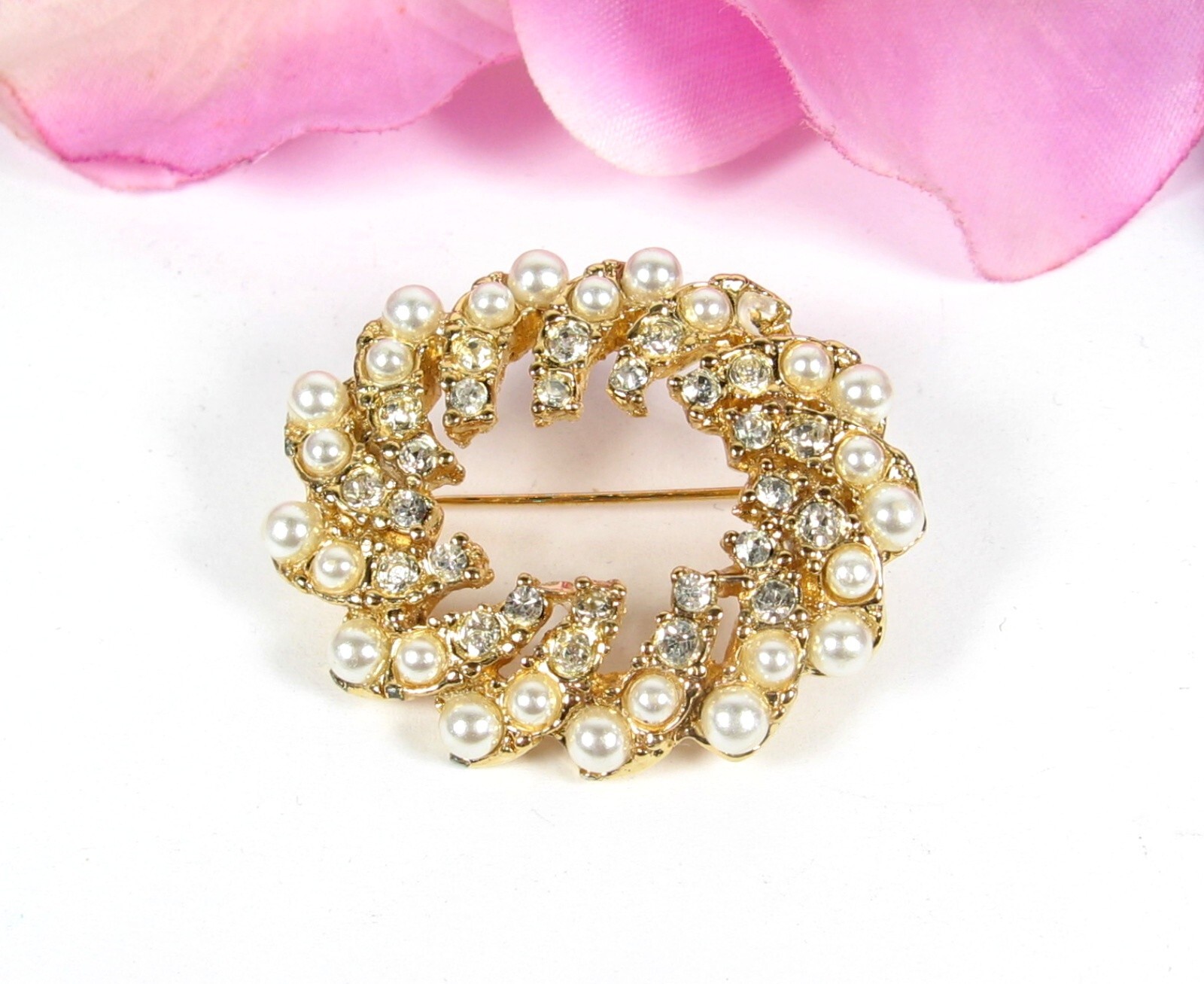 Vintage RHINESTONES & FAUX PEARLS Pinwheel PIN Brooch Goldtone Oval W/ Box
