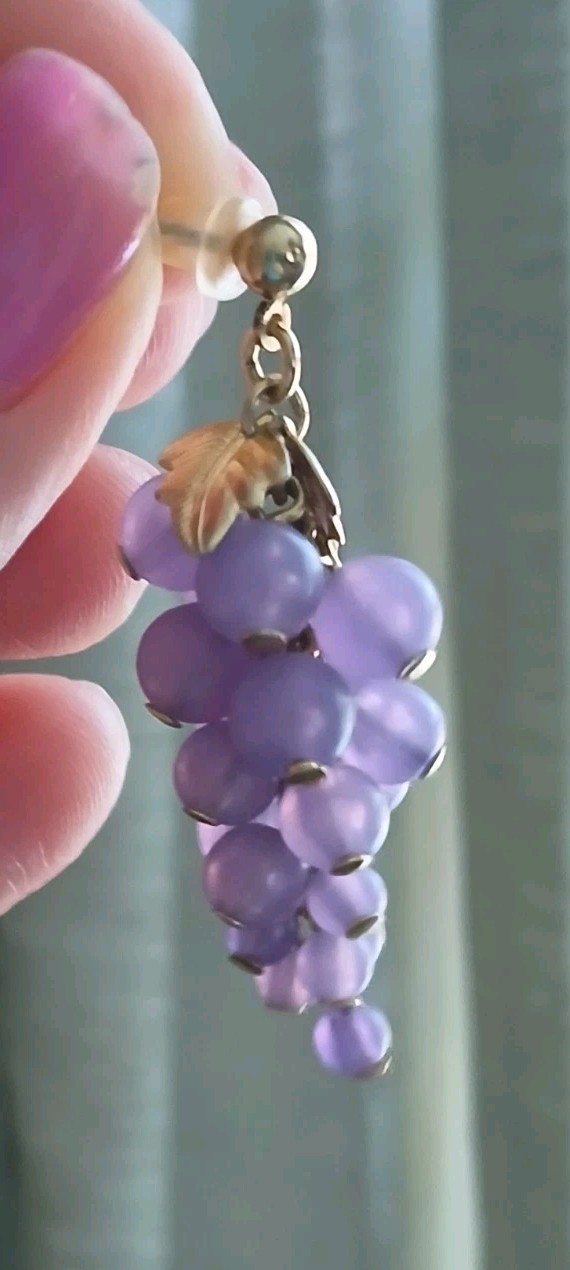 Vintage Purple Grape Cluster Dangle Pierced Earrings Goldtone Leaves