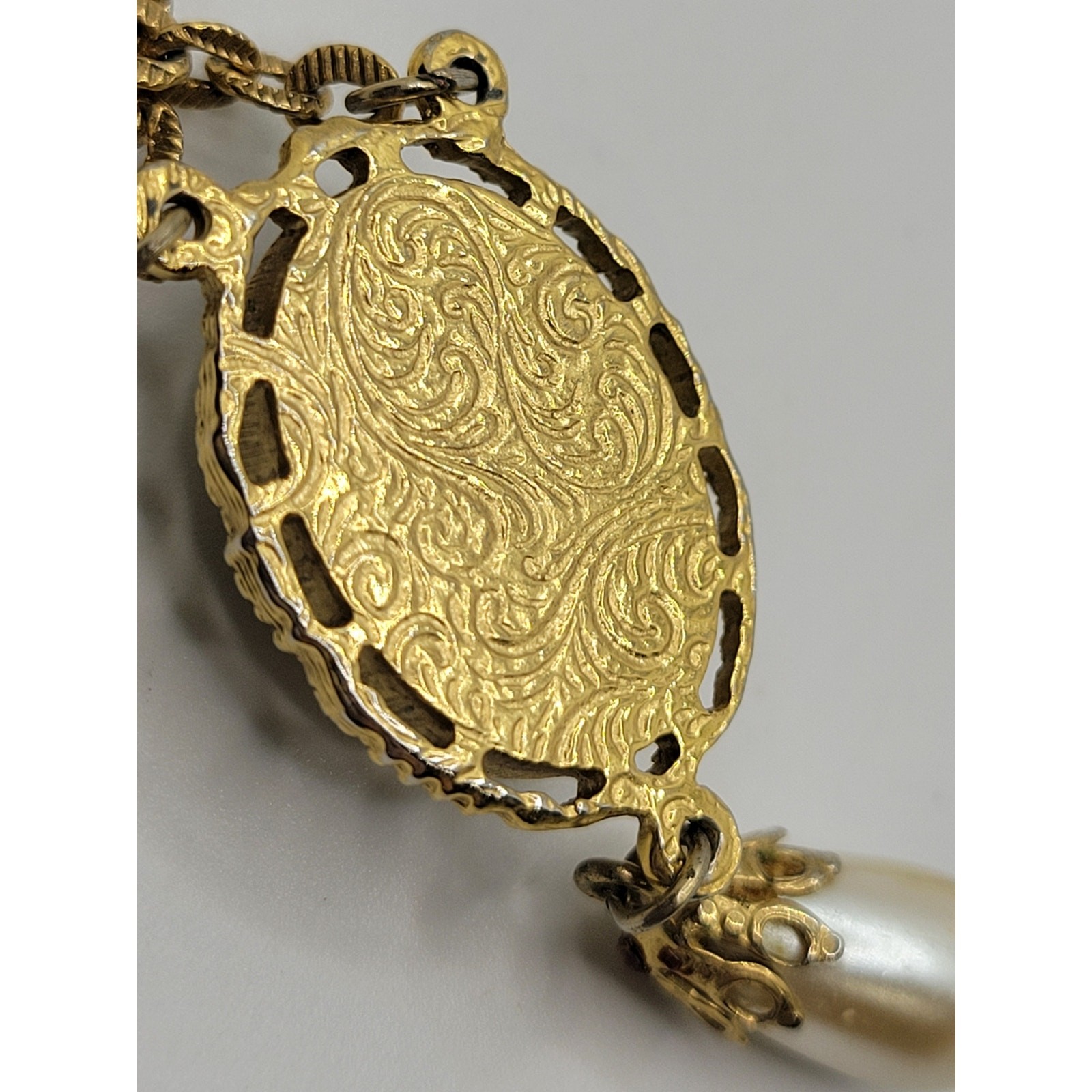 Rare Vintage 1928 Flower Cabochon Pendant Necklace Faux Pearl Barrel Clasp 18″