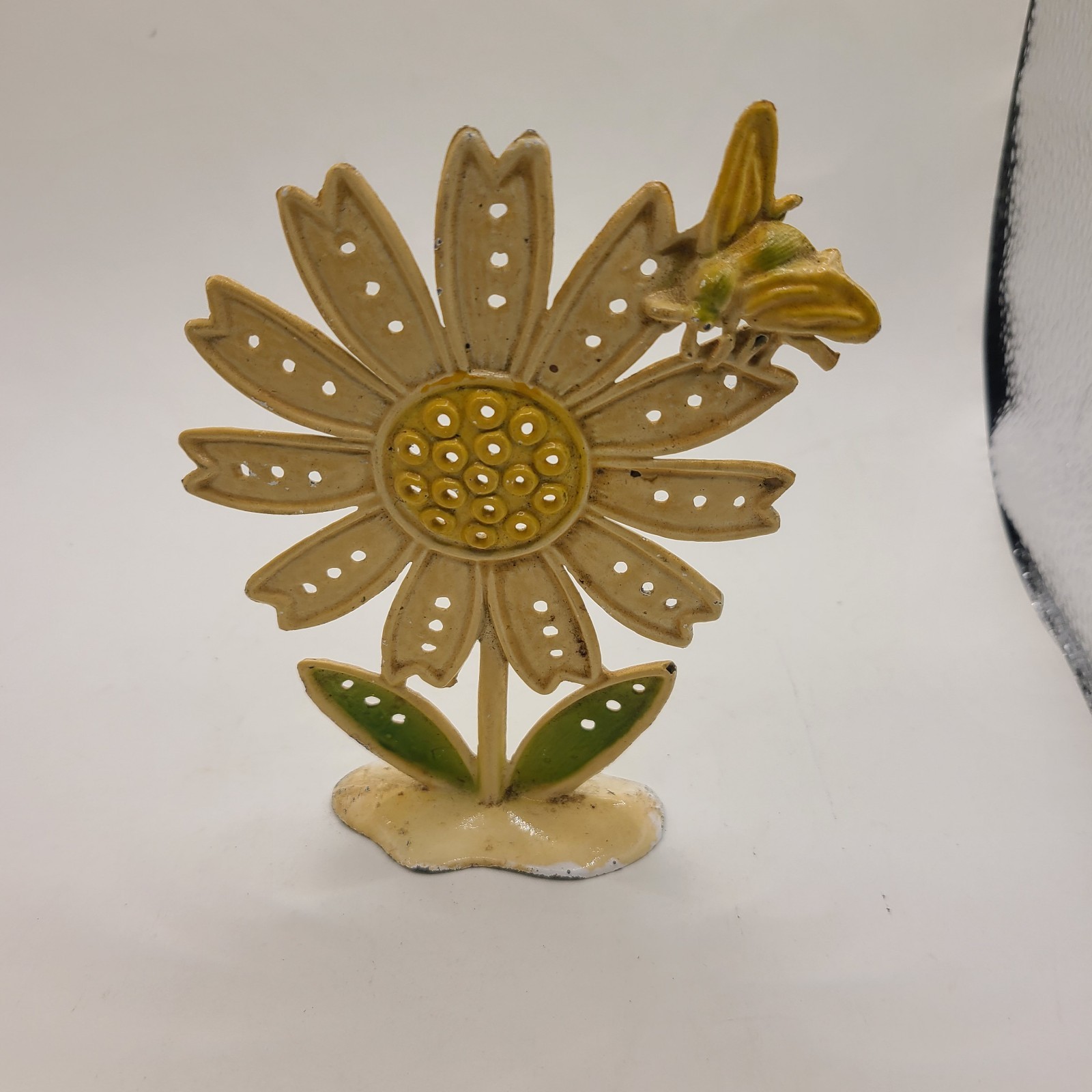Earing tree yellow daisy with a bee. Revere. Vintage.