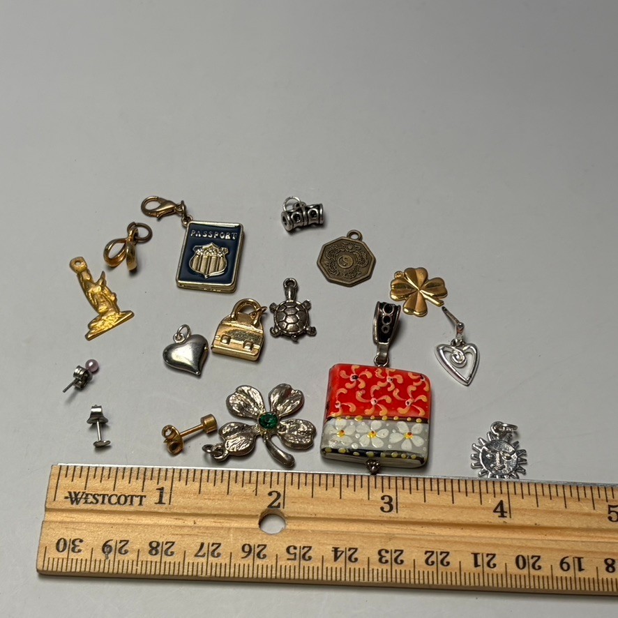 VINTAGE ESTATE JEWELRY LOT of 16 Pendants Charms Dangles