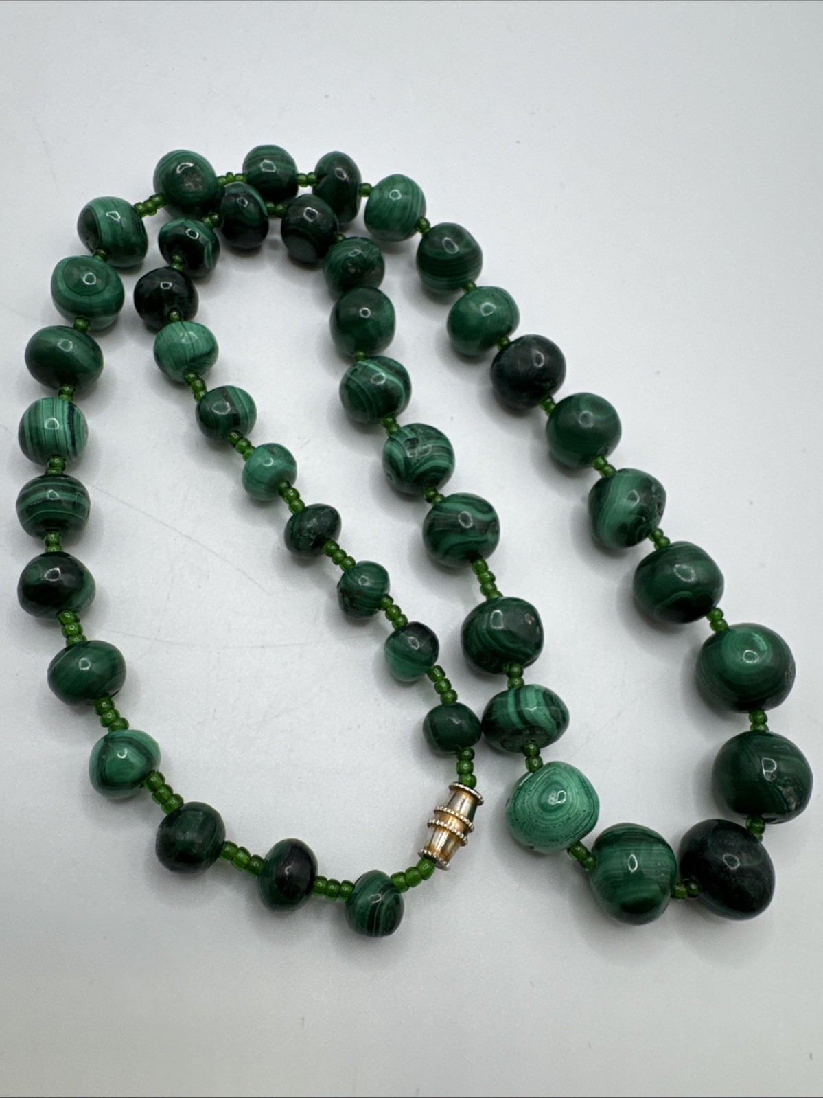BEAUTIFUL VINTAGE GRADUATING IN SIZE MALACHITE BEADED NECKLACE 22″ INCHES