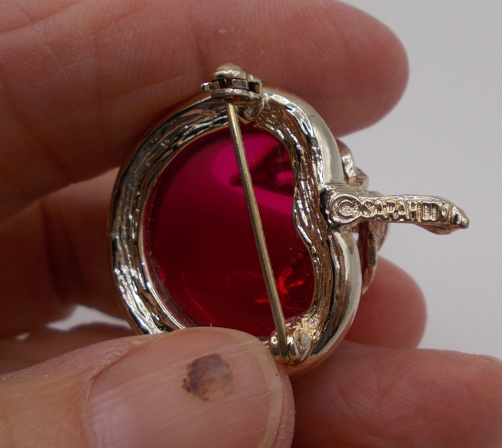 Vintage Sarah Coventry Jelly Belly Lucite Red Fuchsia Goldtone Apple Pin Brooch