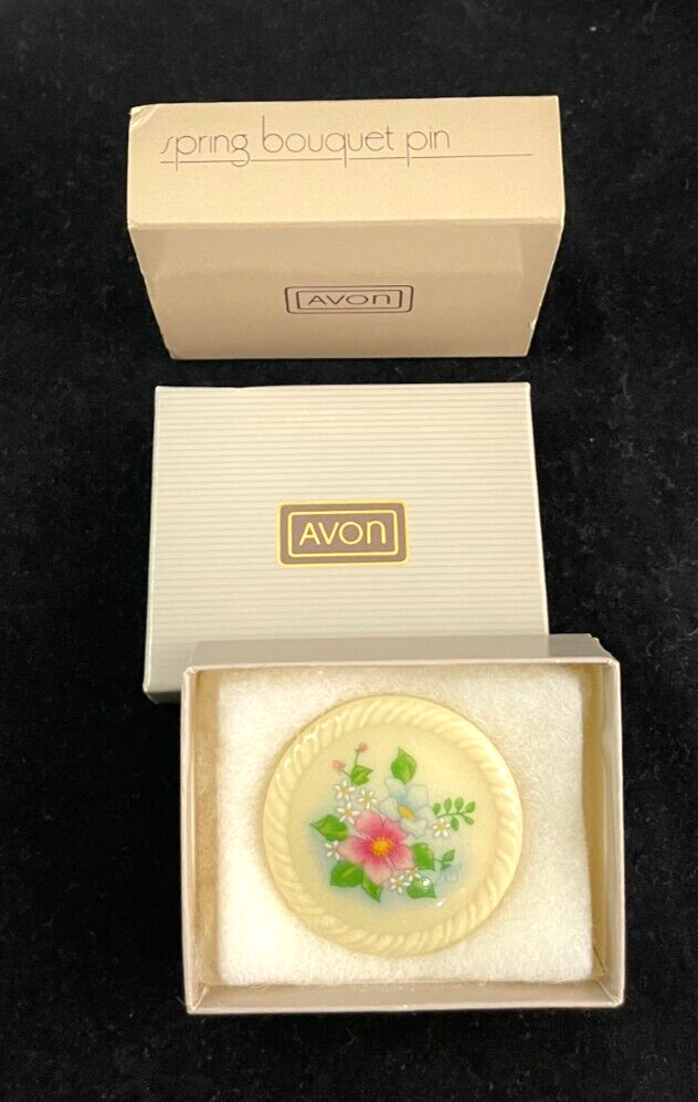 LOVELY AVON SPRING BOUQUET PIN PORCELAIN DISK WITH FLORAL DESIGN NEW OLD STOCK