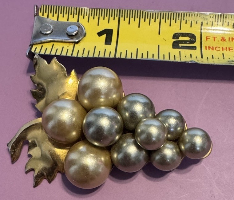 Vintage 1970’s Goldtone & Faux Pearl Bunch Of Grapes Brooch Pin 2”