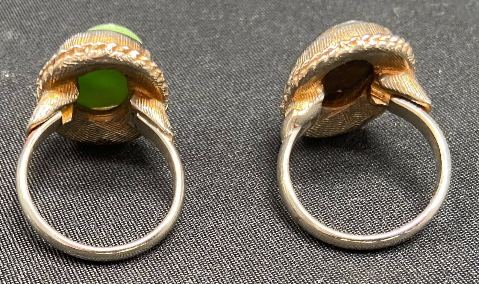 2 small silver-colored metallic rings depicting flowers – vintage collectibles