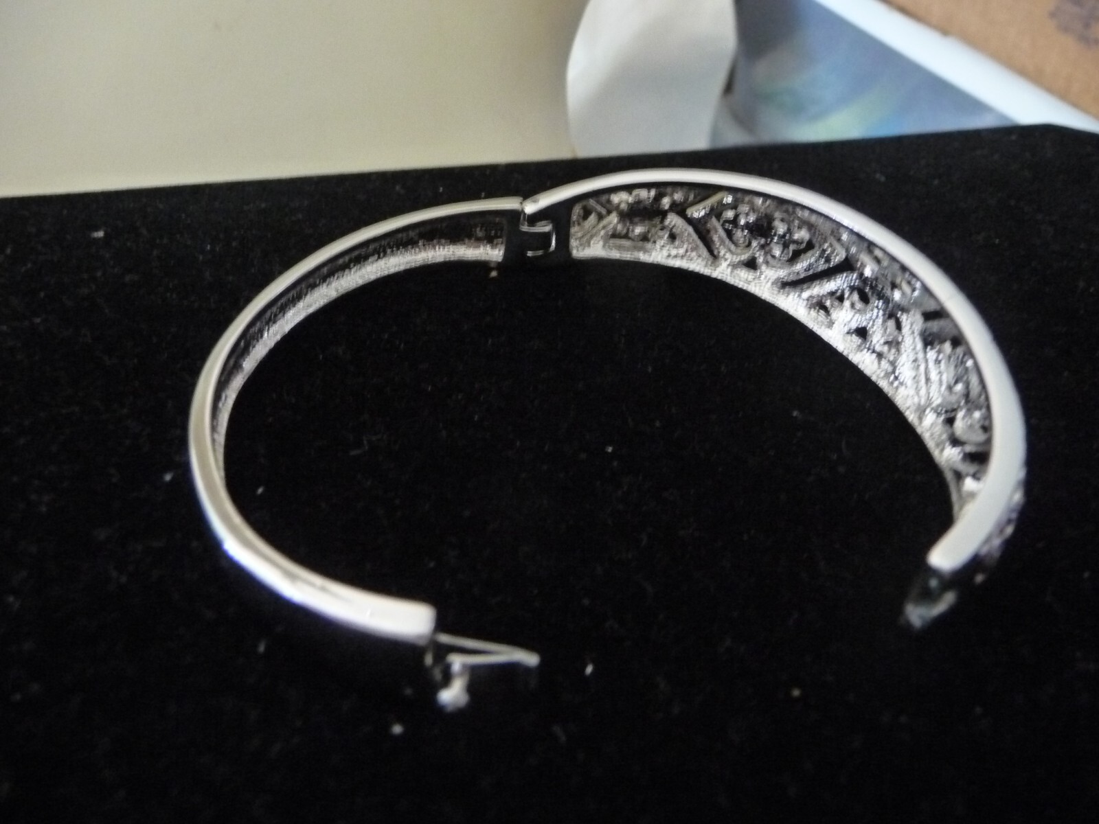 WEDDING SILVER TONE HINGED OPEN CUT FAUX DIAMONDS 3/4″W BANGLE BRACELET #23/19A