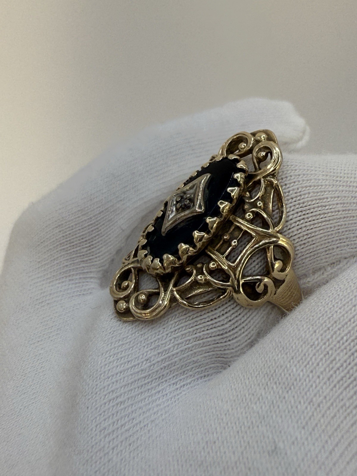Vintage 10K yellow gold Onyx and Diamond Ring . Weight: 3,7g , size: 5,5.