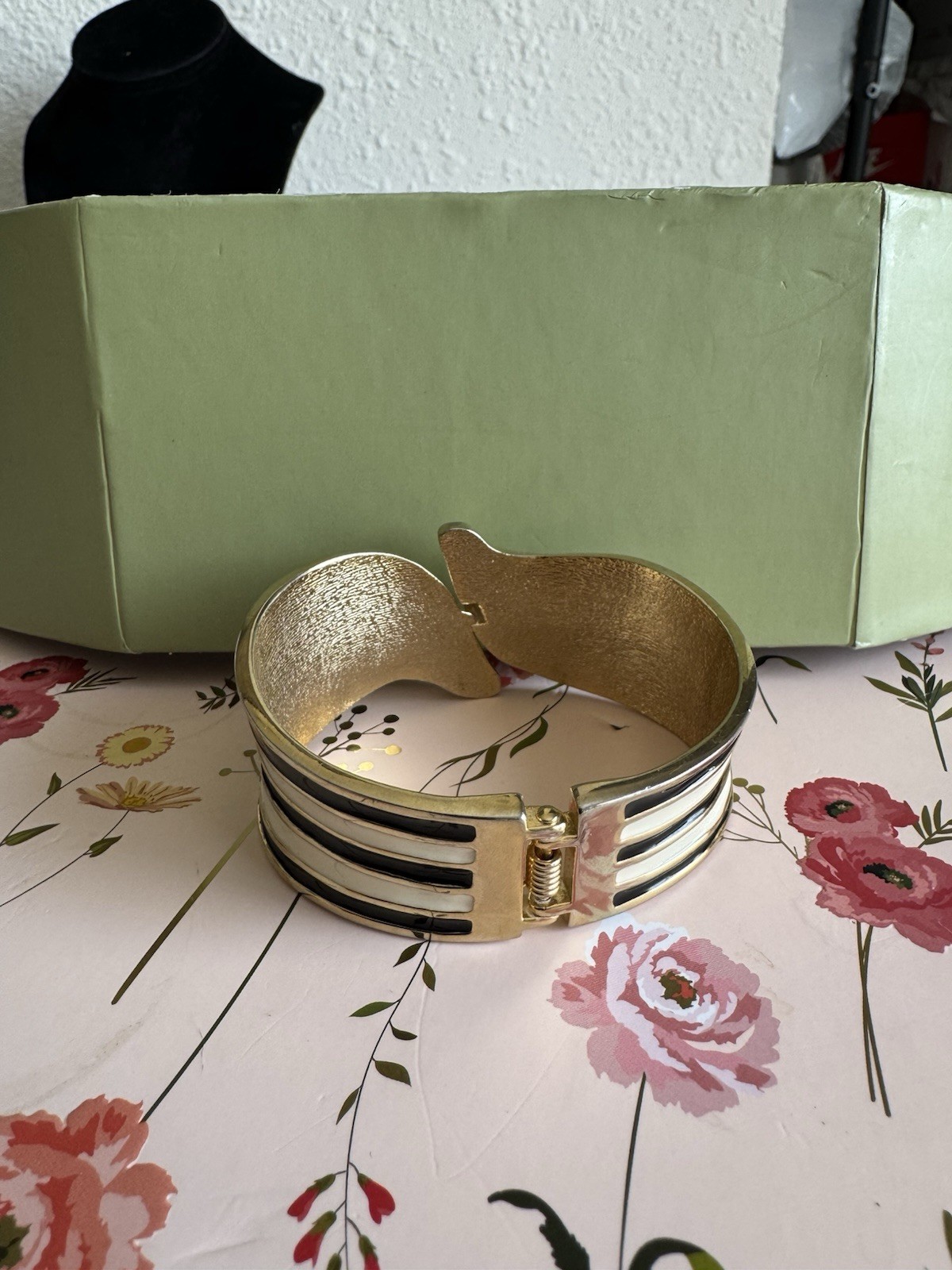 Vintage Textured Spring Snap Gold Tone Black & Beige Bracelet – Preowned