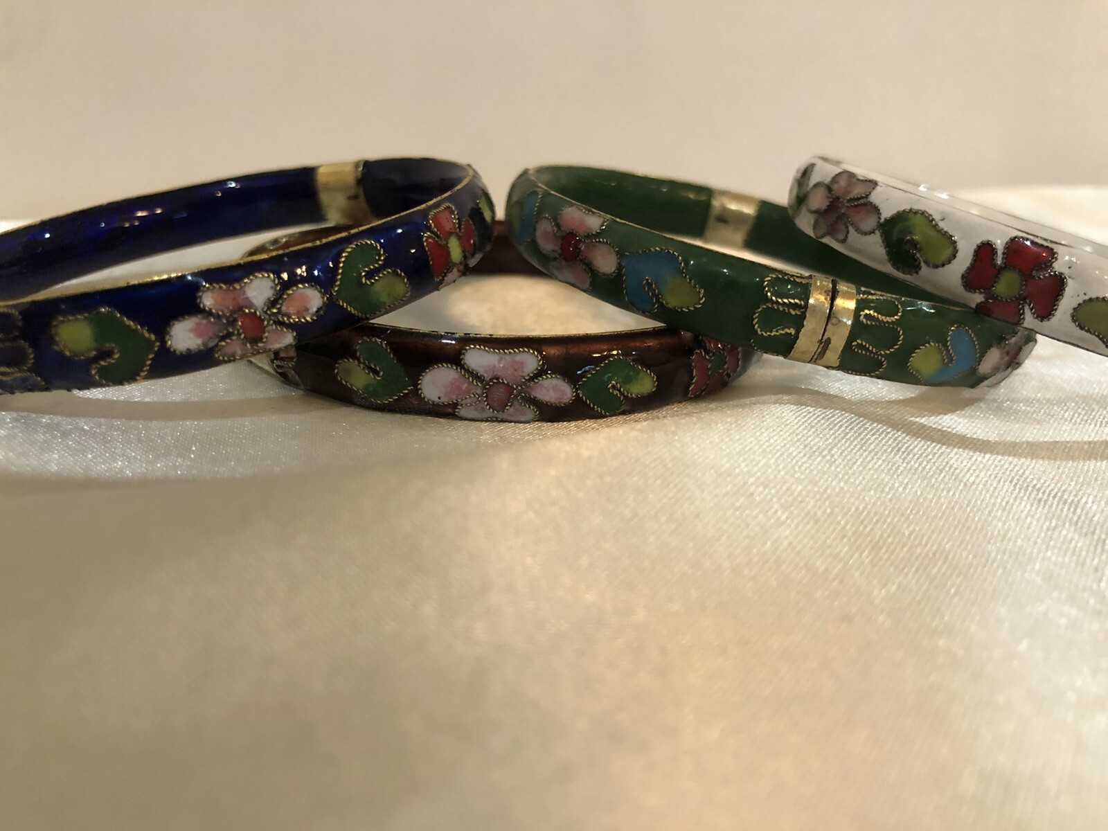Set Of 4 Cloisonne Hinged Bangle Bracelet World Wide Import In Box W/Tags 1/4 In