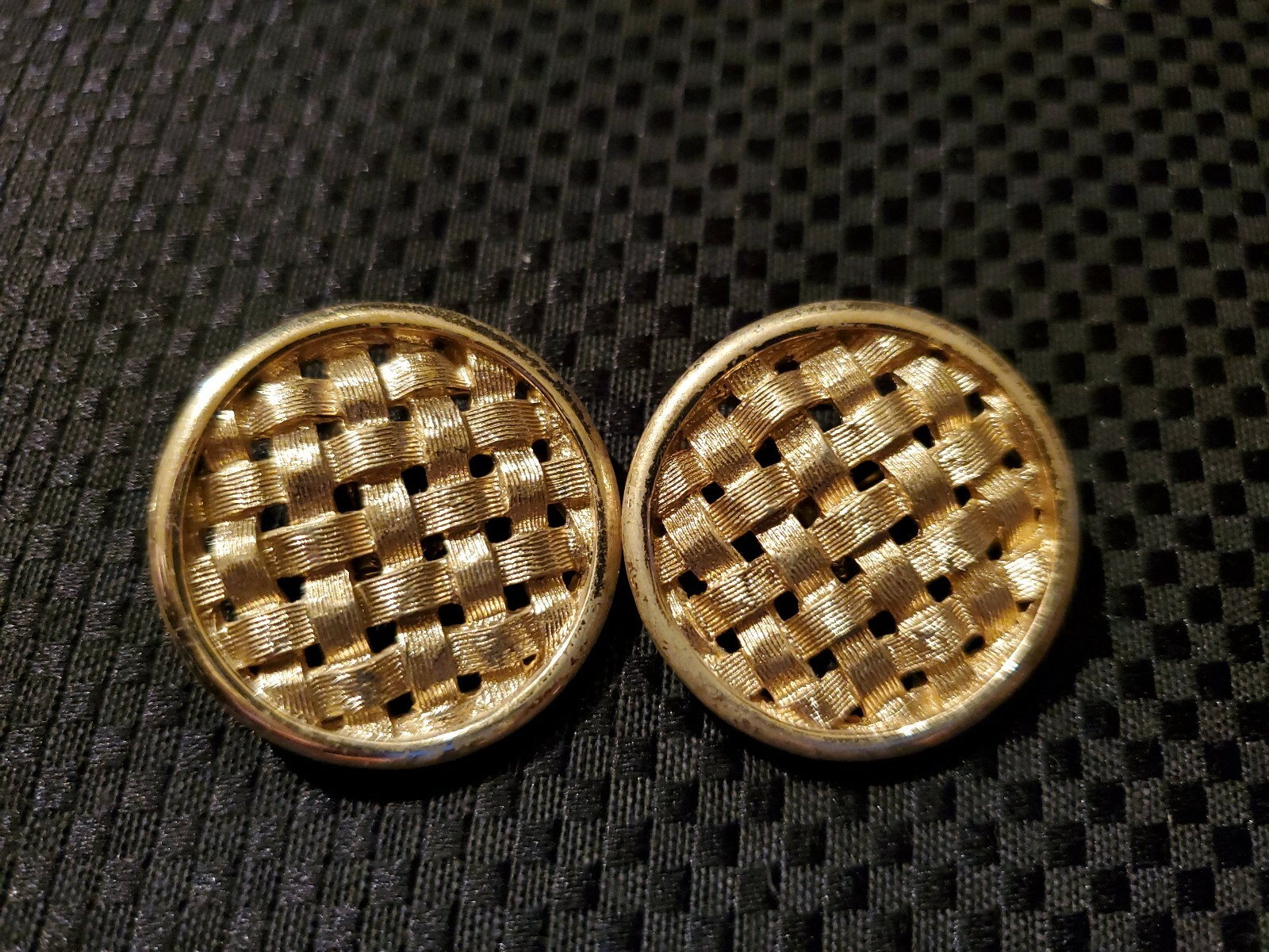 VINTAGE SARAH COVENTRY GOLD TONE WOVEN CLIP ON EARRINGS BUSINESS CASUAL 1″ ROUND