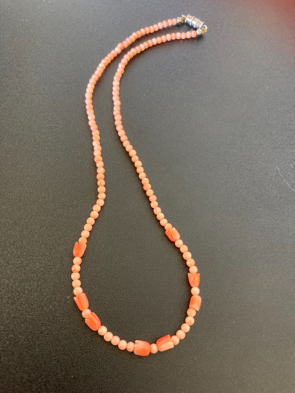 Vintage Natural Pink Coral Bead Necklace with Carved Tulip Accents – 17″