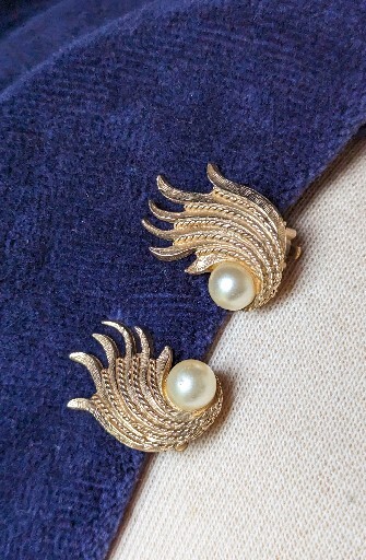 Vintage Classic KRAMER Faux Pearl Gold Tone Swirl Spray 1″ Clip Earrings