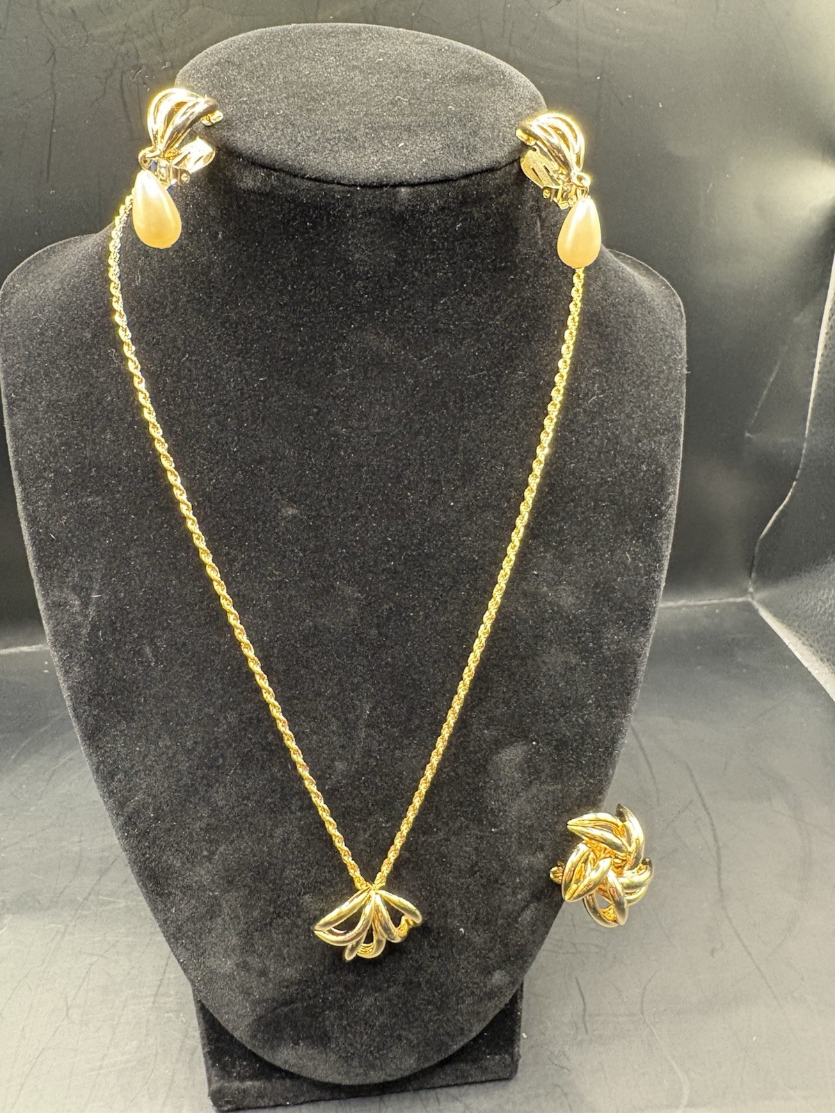 Vintage Gold Tone Sculptural Necklace Brooch Earrings Set Rope Chain