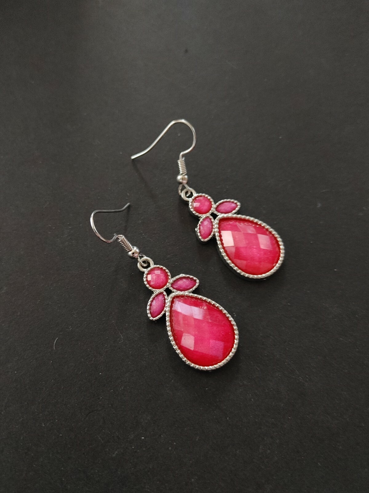 Vintage earrings hot pink faceted acrylic rhinestone silver tone metal