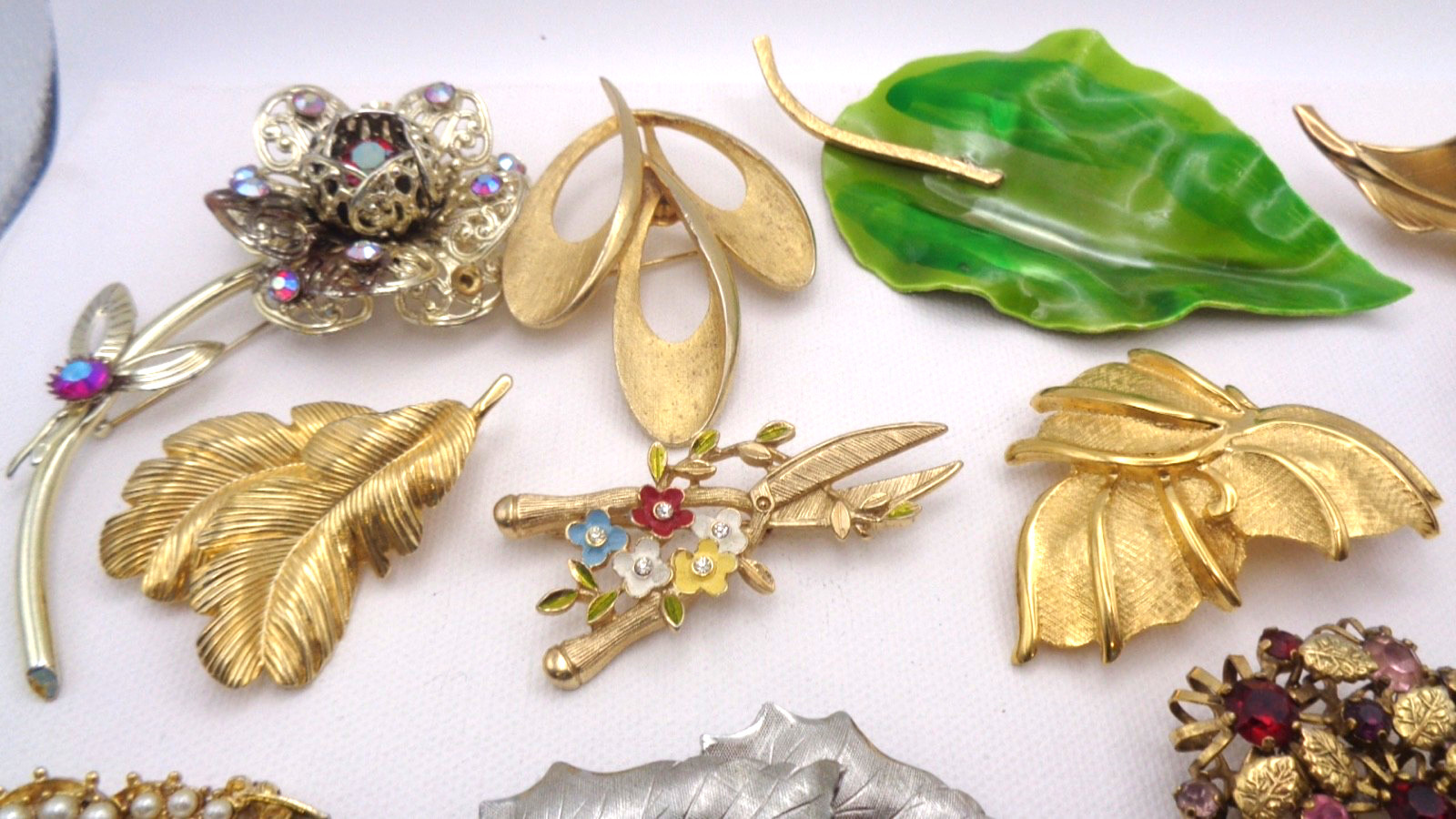 25 Vintage Cabochon Crystal Enamel Faux Pearl Rhinestone Flower Leaf Brooch Lot