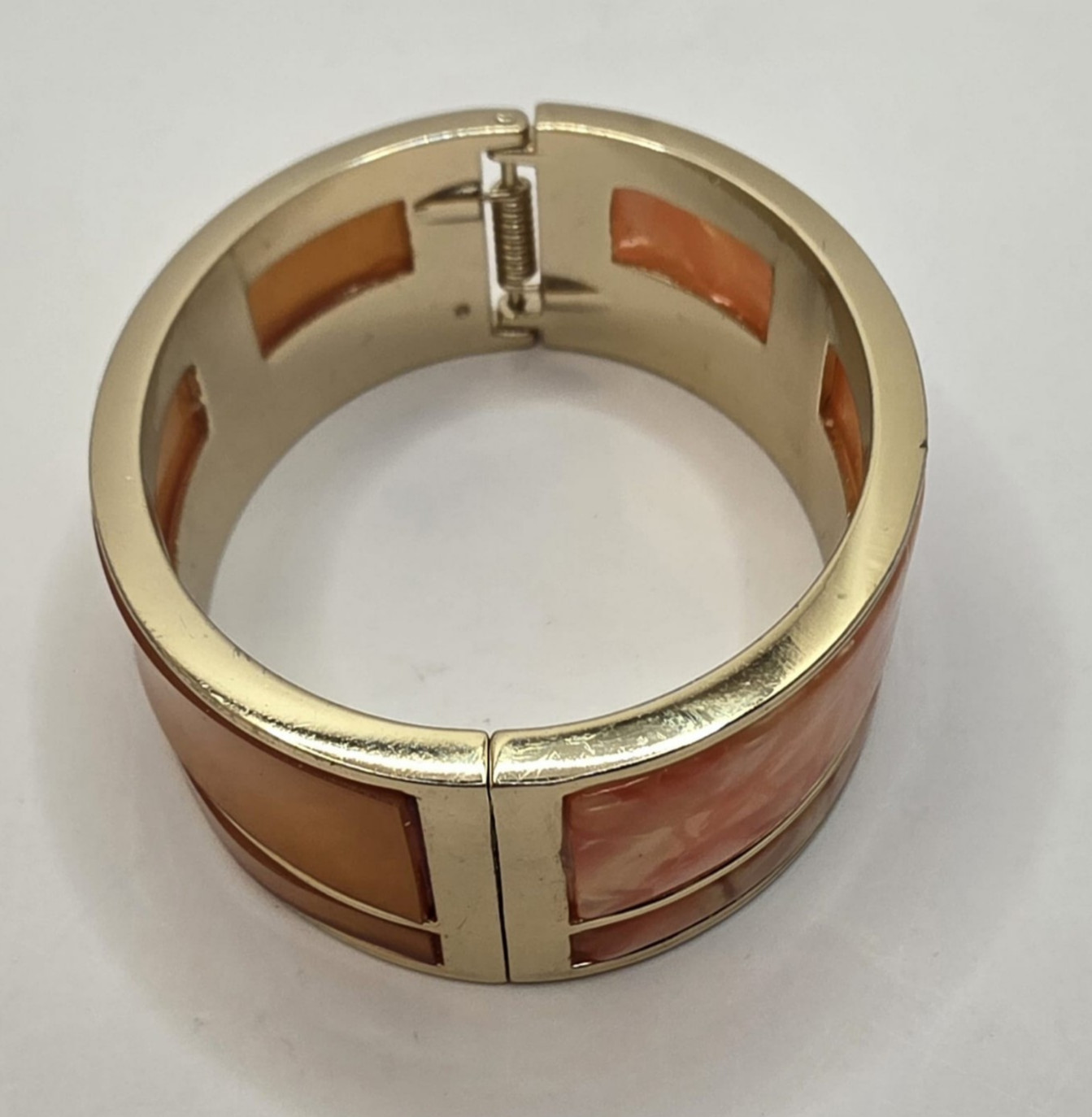 Gold Tone Hinged Bangle Bracelet with Marbled Resin Inlay Fashion Jewelry 7in N4