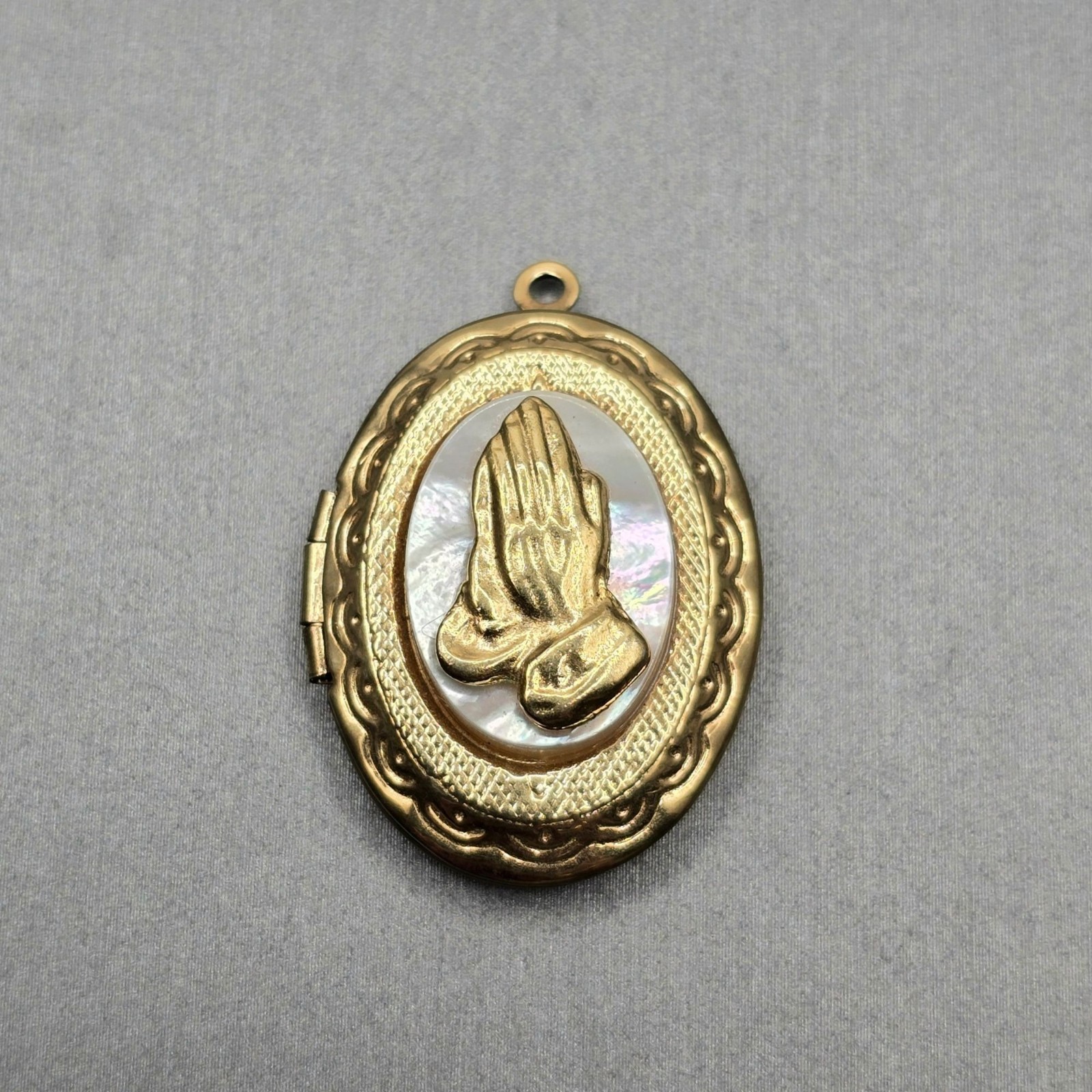 Vintage Mother Of Pearl Praying Hands Locket Gold Scalloped Pendant Oval