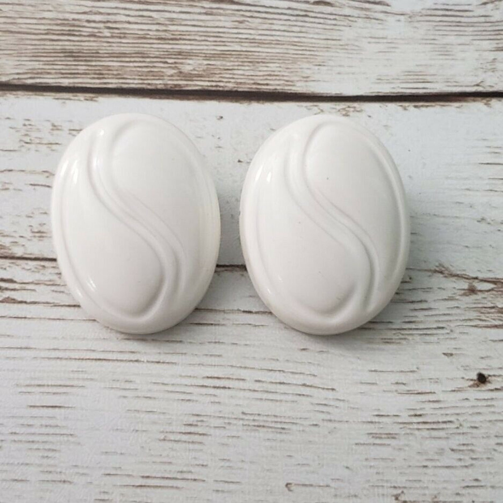 Vintage Clip On Earrings – Off White Oval with Design 1″