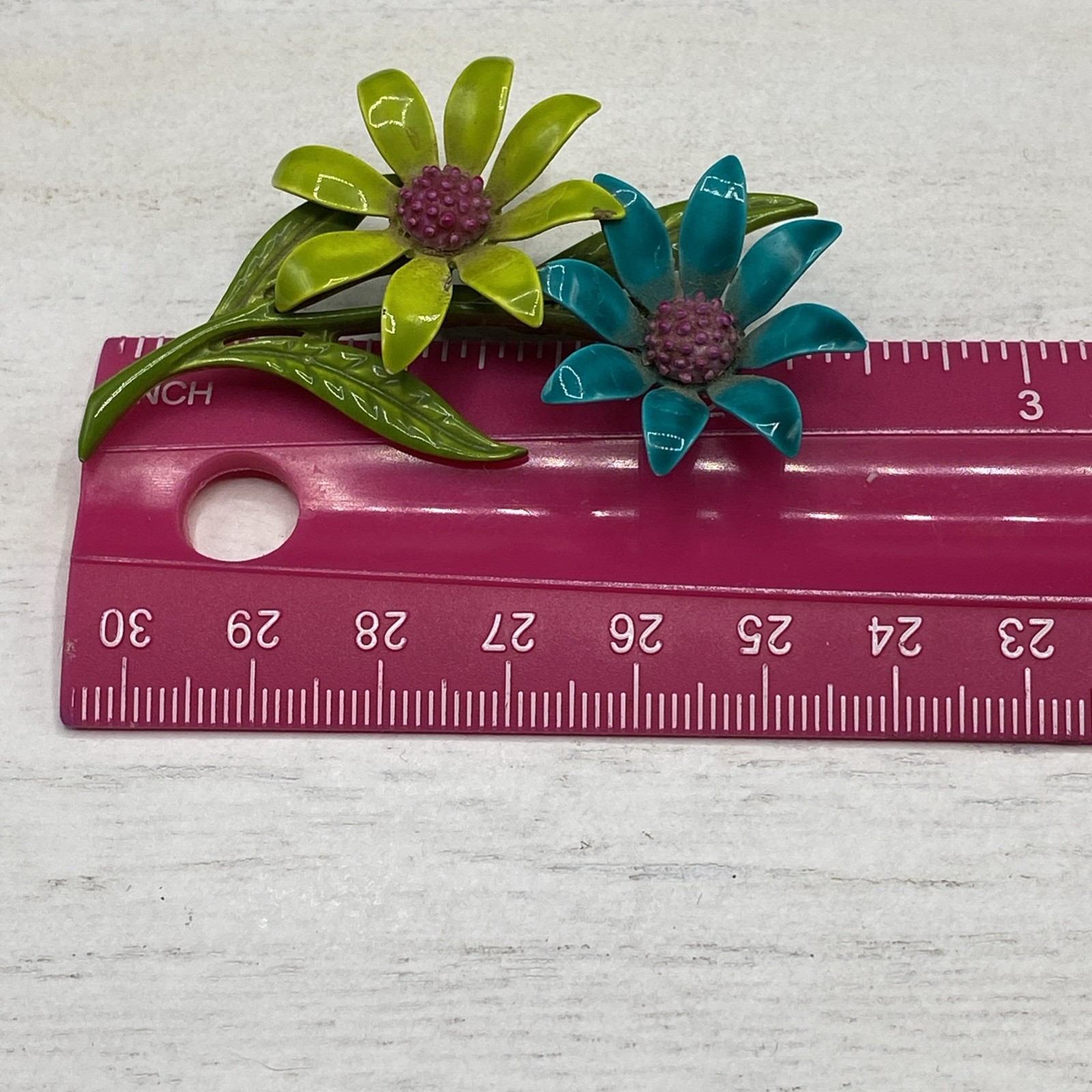 VINTAGE RETRO HIPPY MOD BLUE Green ENAMEL METAL DAISY FLOWER W/ STEM BROOCH PIN