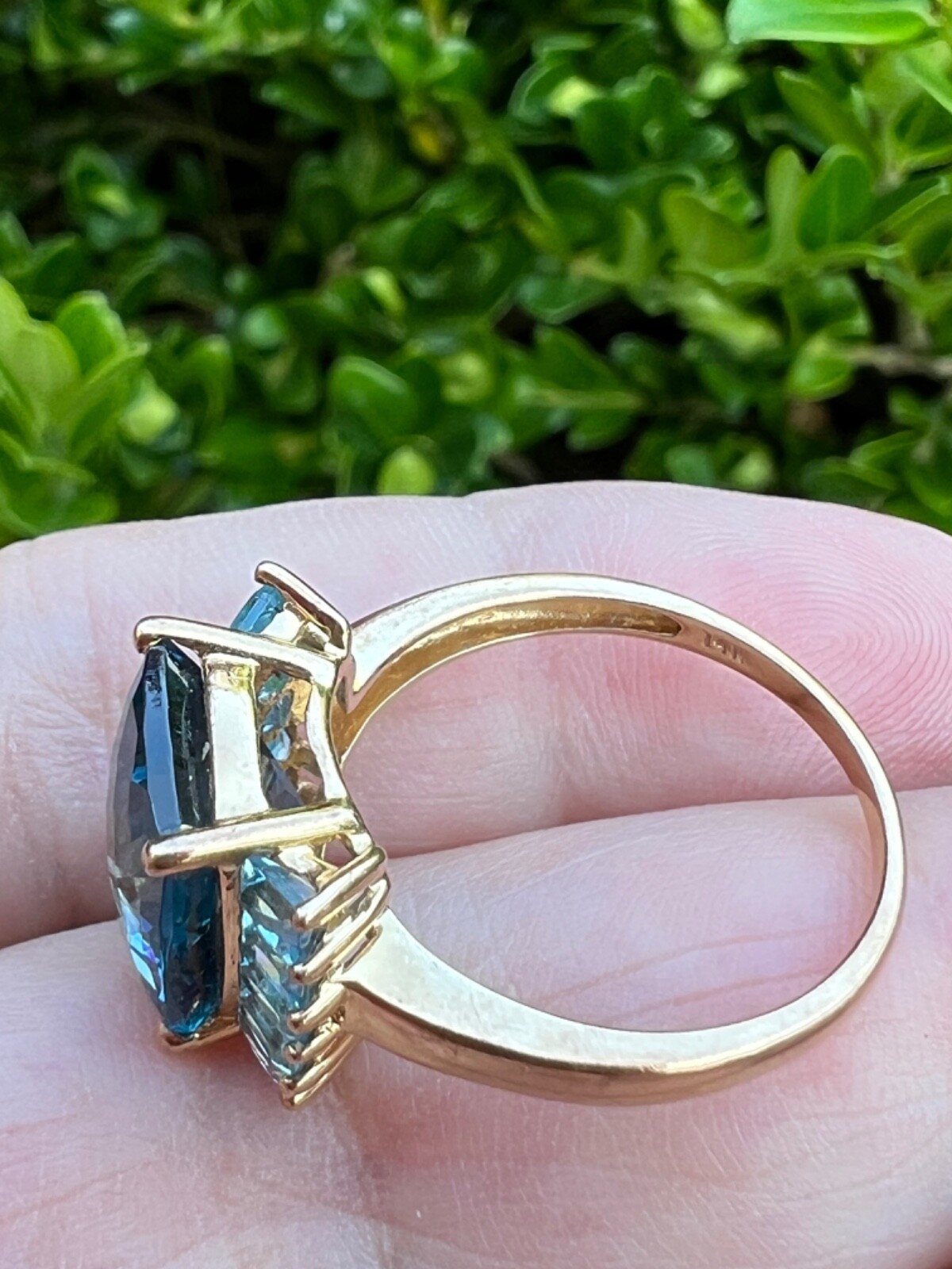 VINTAGE 14K GOLD FACETED DEEP TEAL LONDON BLUE AND LIGHT SWISS BLUE TOPAZ RING