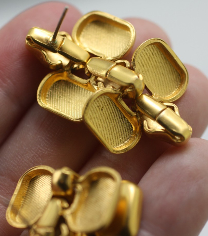 Vintage satin matte gold tone finish chain link pattern post earrings pierced