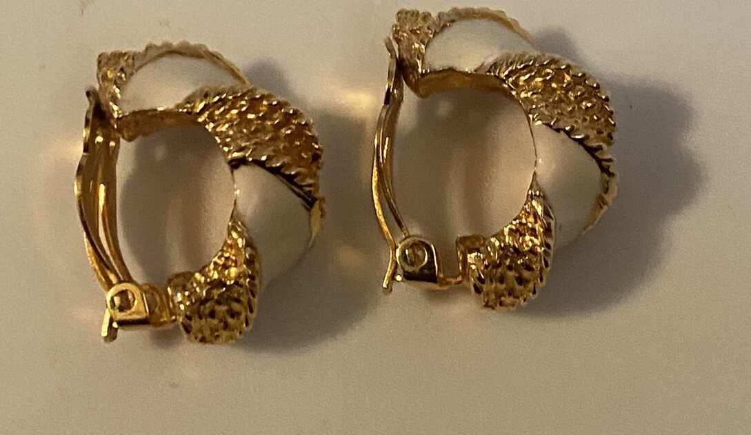 Vtg GAY BOYER Signed White Enamel Gold Tone Rope Design Retro Chic NY Earrings