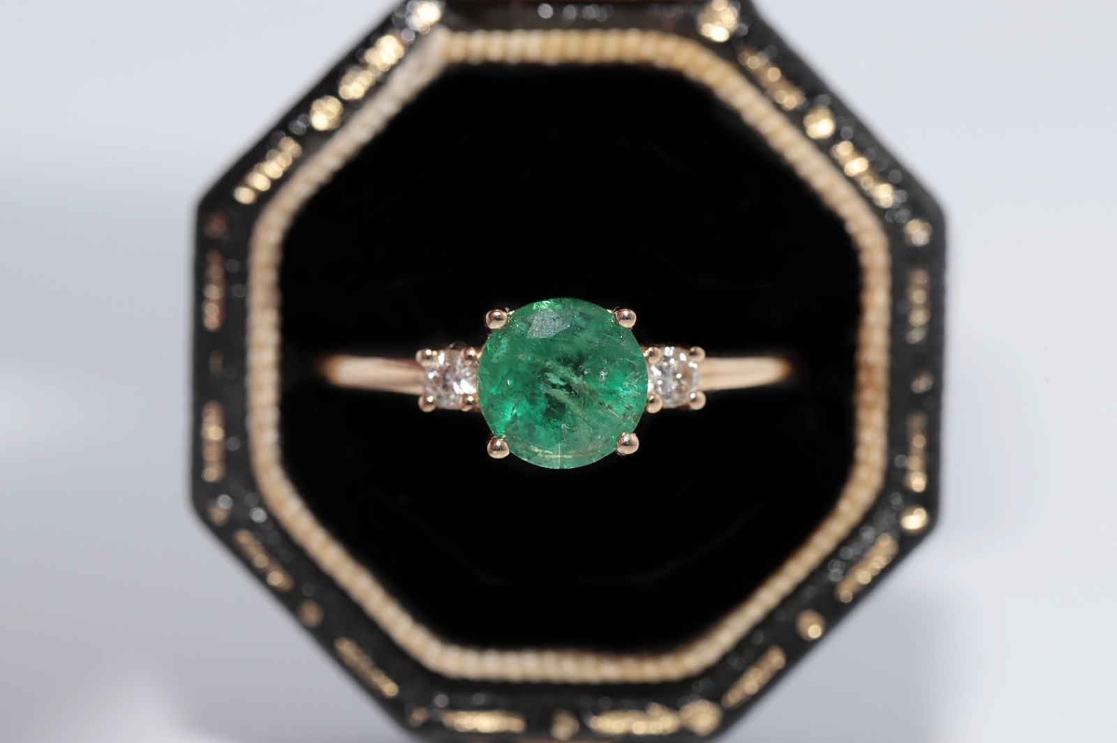 New Made 14k Gold Natural Diamond And Round Cut Emerald Decorated Ring